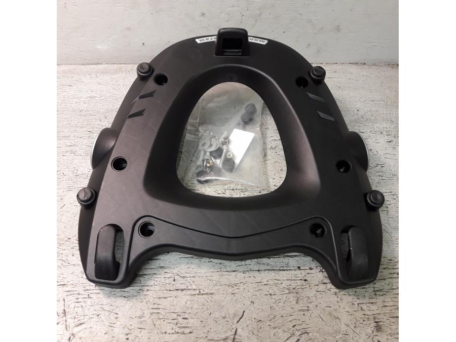 Framsidan på Topboxplatta från en Yamaha MT-09 Tracer -2010 motorcykel.