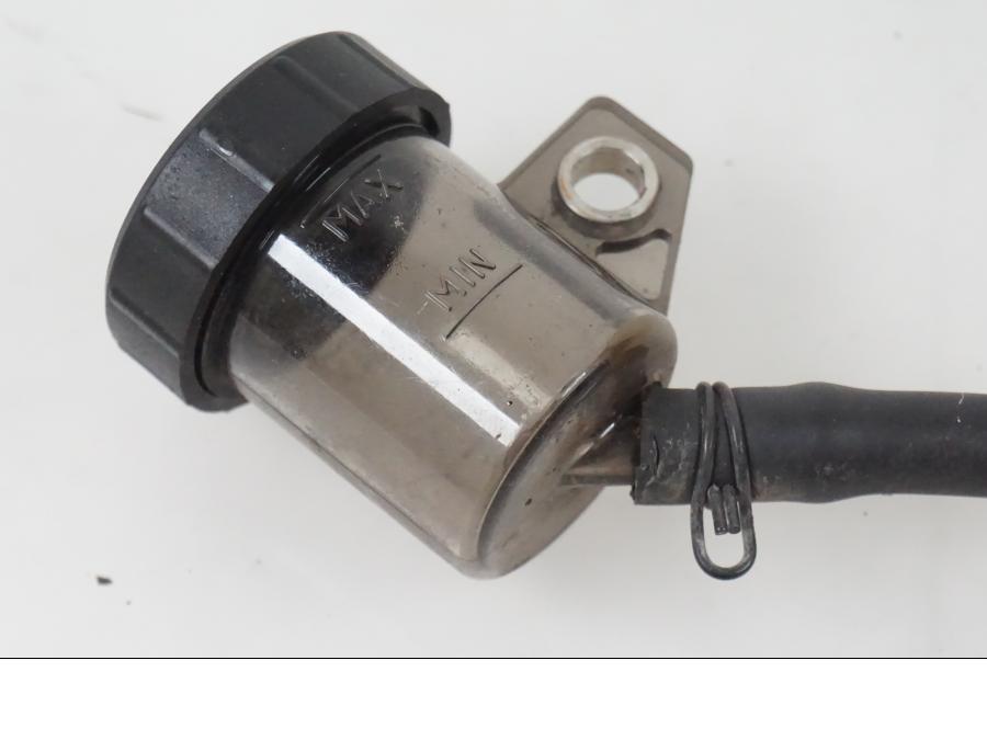 Vänster sida på Bromshuvudcylinder från en H-D Adventure Pan America Special RA1250S -2021 motorcykel.