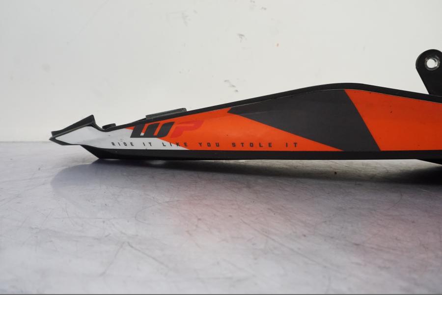 Höger sida på Undertail från en KTM 790 Duke -2018 motorcykel.