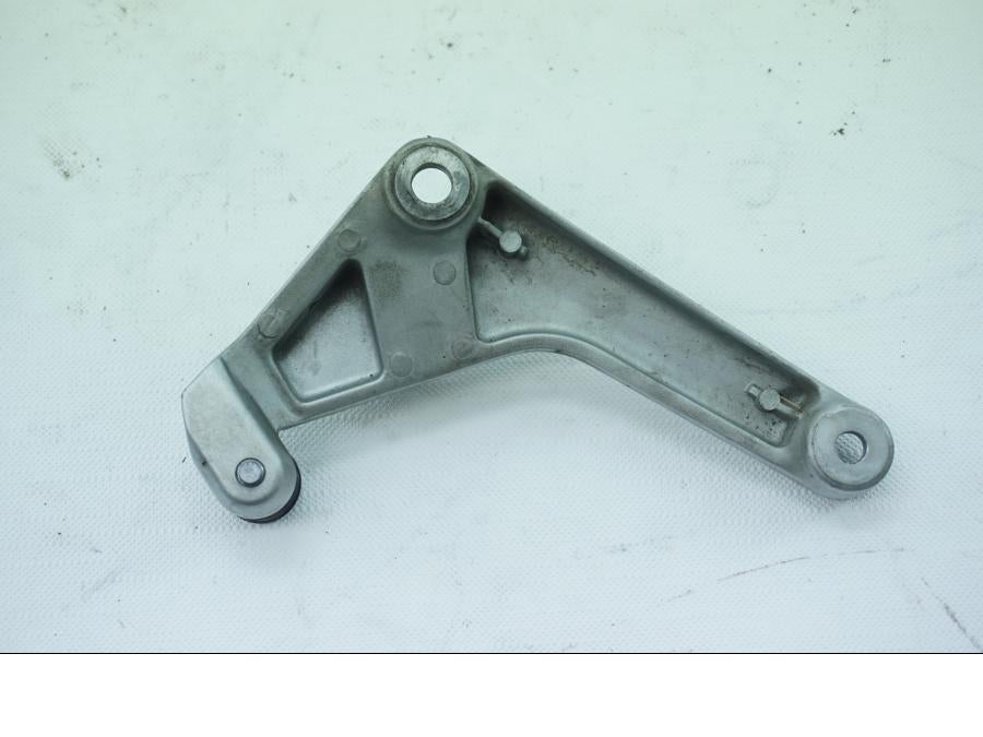 Baksidan på Fotpinnefäste från en Honda VFR 1200 -2012 motorcykel.