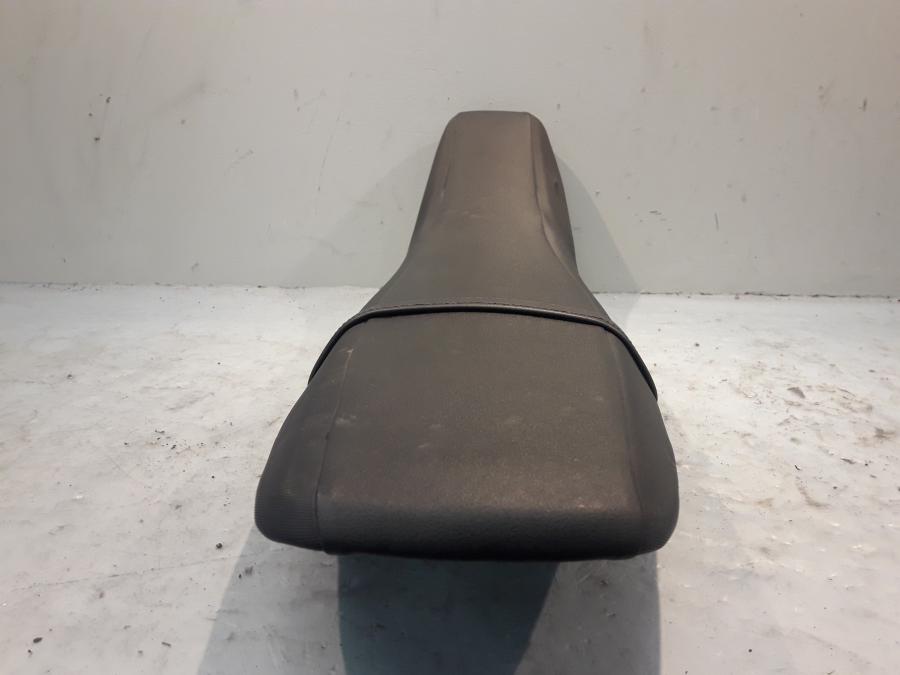 Vänster sida på Sadel från en Yamaha WR 125 -2010 motorcykel.