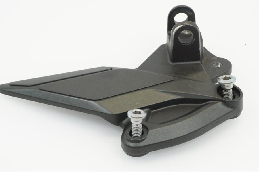 Vänster sida på Fotpinnefäste från en Kawasaki Z 1000 -2014 motorcykel.