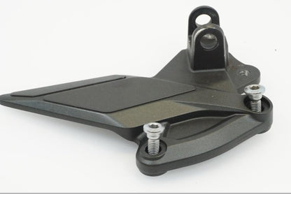 Vänster sida på Fotpinnefäste från en Kawasaki Z 1000 -2014 motorcykel.