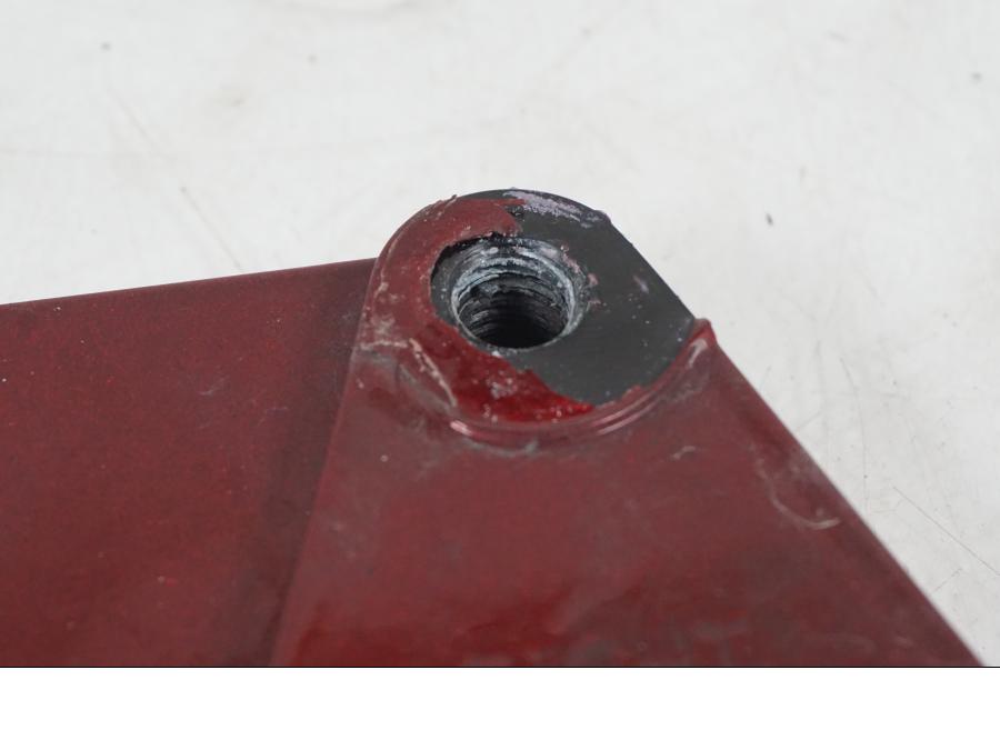 Vänster sida på Fotpinnefäste inre från en H-D Softail FXCW Rocker -2008 motorcykel.