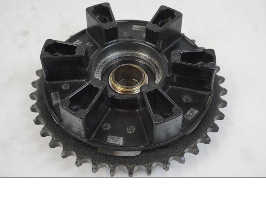 Snett nerifrån på Drevfäste från en Yamaha XJR 1300 -2002 motorcykel.