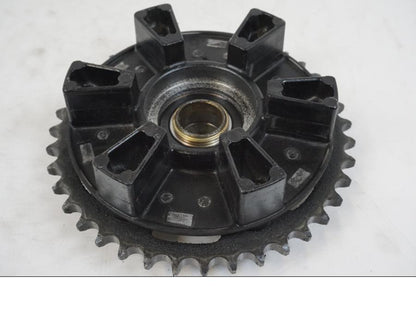 Snett nerifrån på Drevfäste från en Yamaha XJR 1300 -2002 motorcykel.