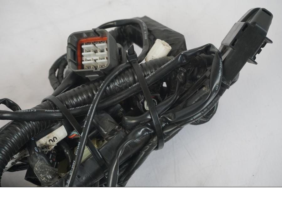 Vänster sida på Kabelstam från en KTM 1290 Super Duke R -2018 motorcykel.