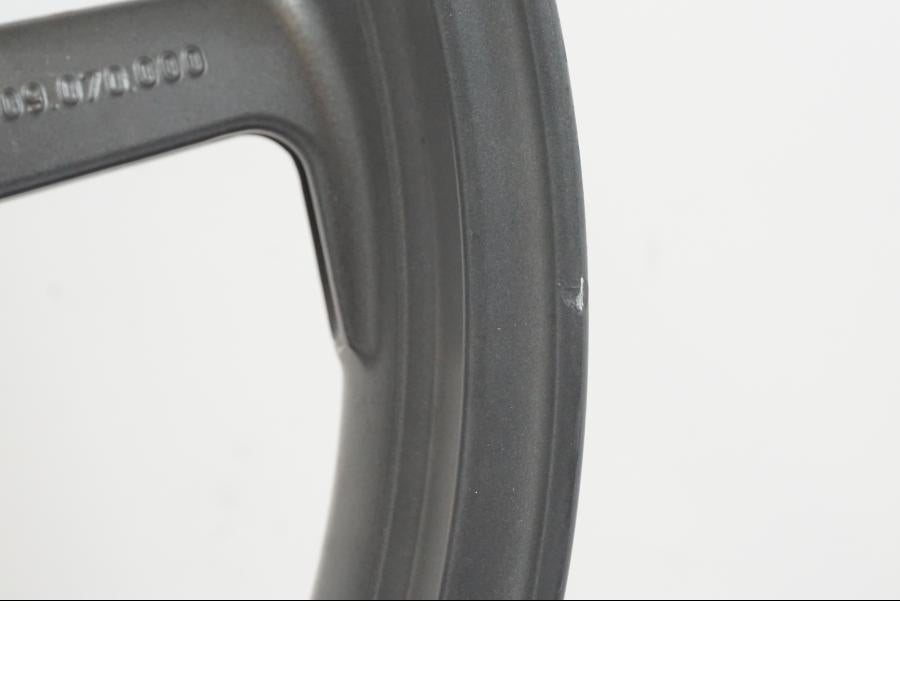 Vänster sida på Fälg från en KTM 950 SM -2006 motorcykel.