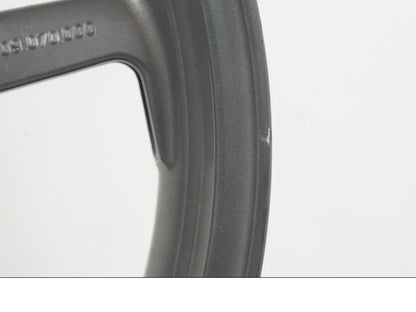 Vänster sida på Fälg från en KTM 950 SM -2006 motorcykel.