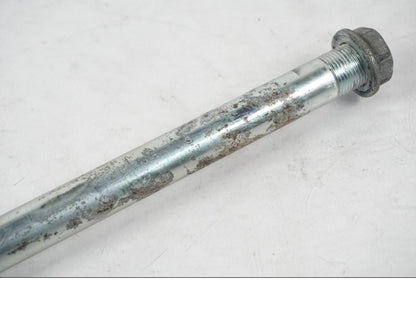 Höger sida på Axel från en Kawasaki ER-6N ABS -2010 motorcykel.