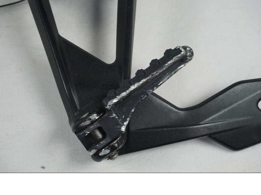 Baksidan på Fotpinnefäste från en KTM 1290 Super Duke GT -2017 motorcykel.