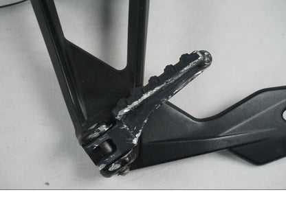 Baksidan på Fotpinnefäste från en KTM 1290 Super Duke GT -2017 motorcykel.