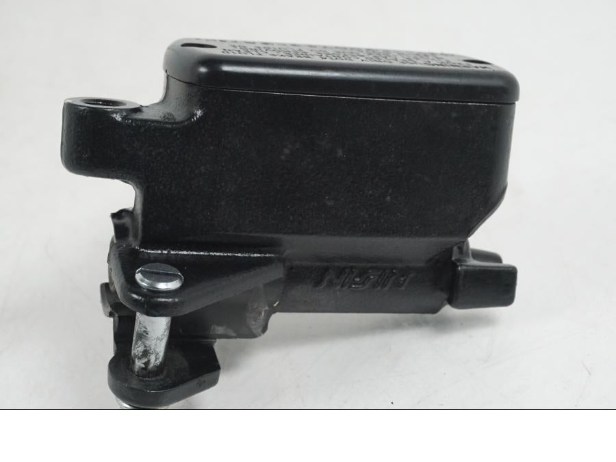 Snett uppifrån på Bromshuvudcylinder från en Honda CB 650 F Hornet -2017 motorcykel.