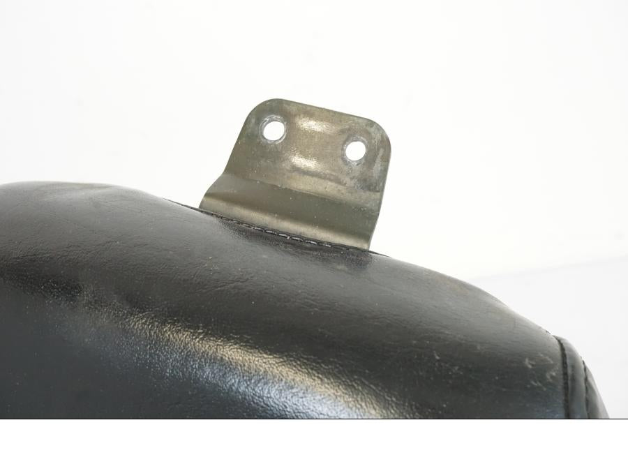 Höger sida på Sadel från en Yamaha XVS 1100 -2000 motorcykel.