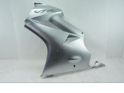 Framsidan på Sidkåpa från en Honda VFR 800 -2008 motorcykel.