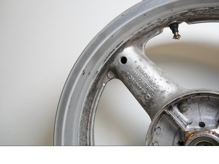 Snett uppifrån på Fälg från en Suzuki SV 650 -2003 motorcykel.