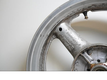 Snett uppifrån på Fälg från en Suzuki SV 650 -2003 motorcykel.