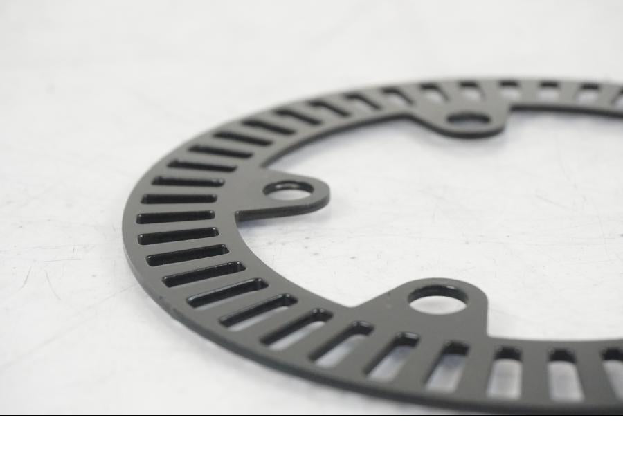 Baksidan på ABS krans från en KTM 1290 Super Duke R EVO -2023 motorcykel.