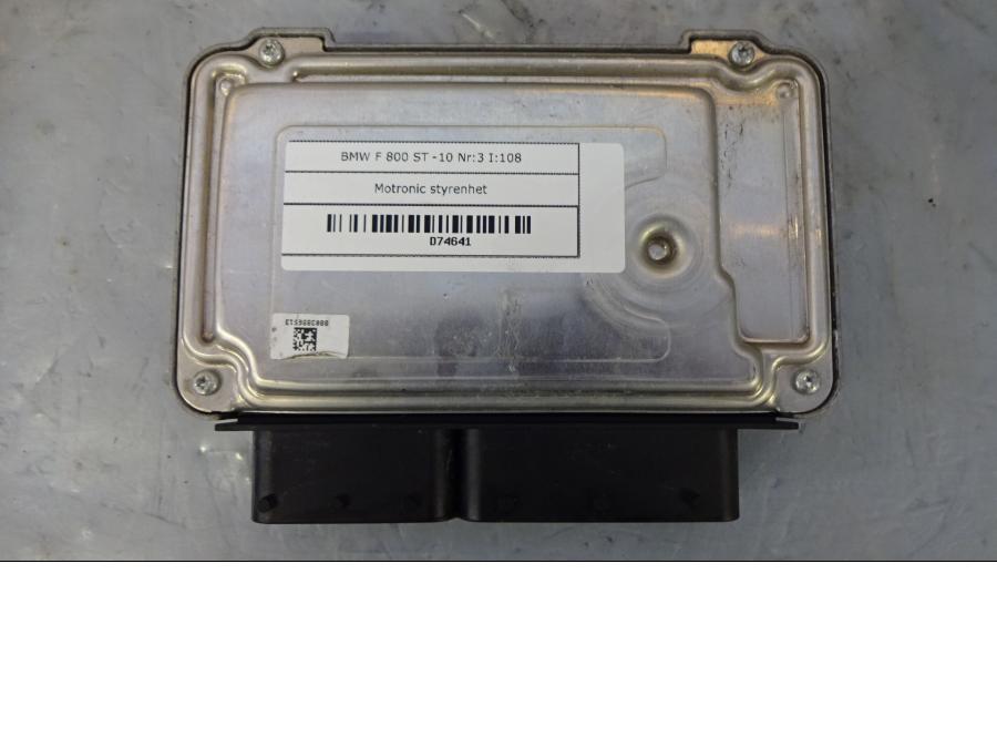 Höger sida på Motronic styrenhet från en BMW F 800 ST -2010 motorcykel.