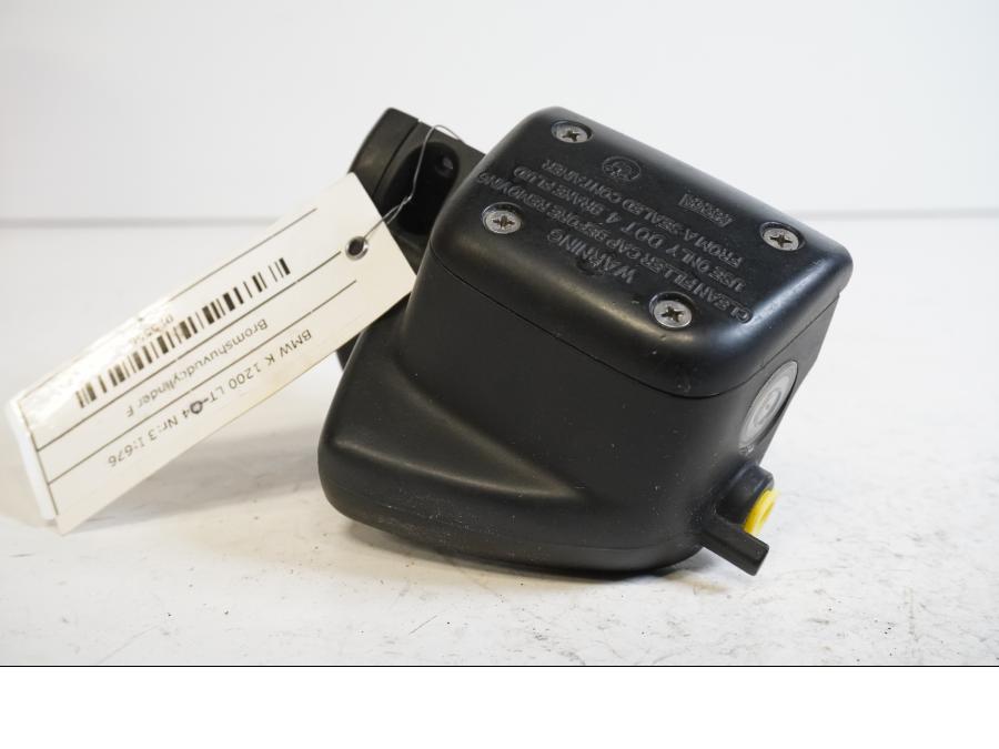 Framsidan på Bromshuvudcylinder från en BMW K 1200 LT -2004 motorcykel.