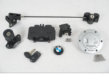 Framsidan på <p>Låssats från BMW R 1200 RT 2013.</p>

<p>Tändningslås (endast mekanismen), tanklock, sadellås, larmdosa, 1st nyckel och 1st dosa.</p> motorcykel.