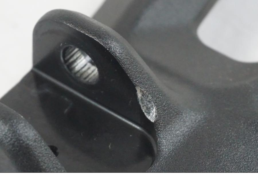 Höger sida på Fotpinnefäste från en KTM 1290 Super Duke R EVO -2023 motorcykel.