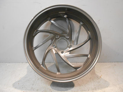 Framsidan på Fälg från en BMW K 1600 -2015 motorcykel.