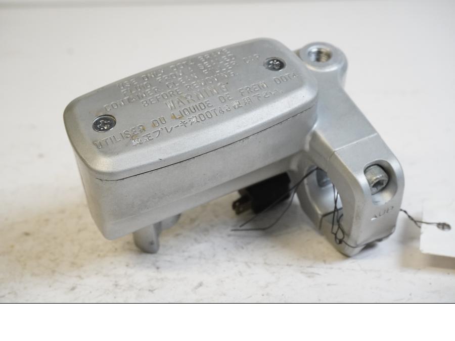 Baksidan på Bromshuvudcylinder från en Suzuki M 1800 -2007 motorcykel.