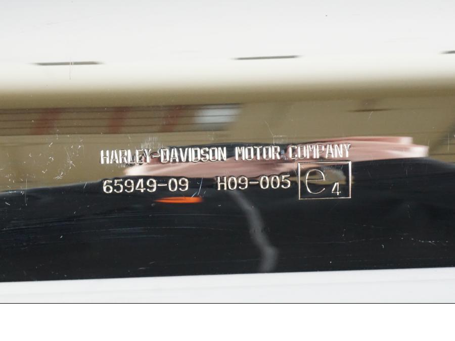 Vänster sida på Ljuddämpare från en H-D Touring Road King Classic FLHRCI -2016 motorcykel.