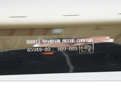 Vänster sida på Ljuddämpare från en H-D Touring Road King Classic FLHRCI -2016 motorcykel.