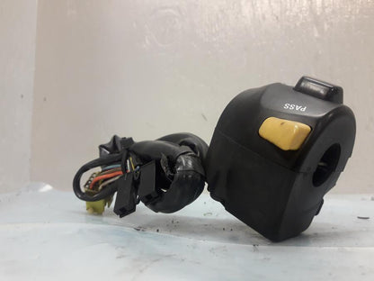 Baksidan på Styrelreglage från en Suzuki SV 1000 -2004 motorcykel.