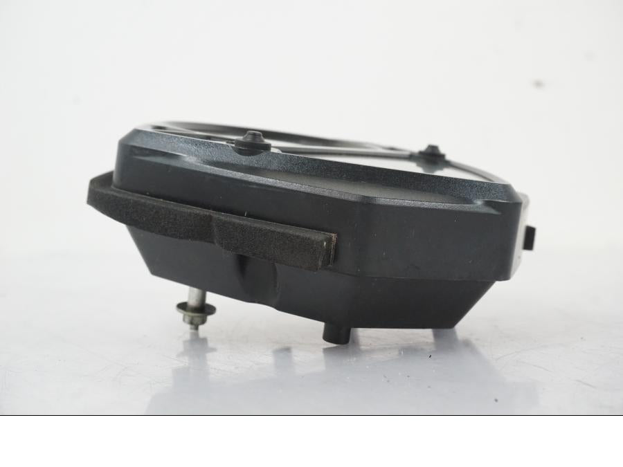 Snett nerifrån på Instrumentpanel från en Suzuki SV 650 S -2005 motorcykel.