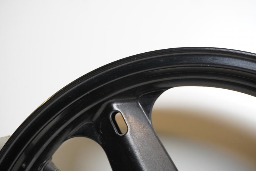 Snett uppifrån på Fälg från en Suzuki DL 1000 -2006 motorcykel.