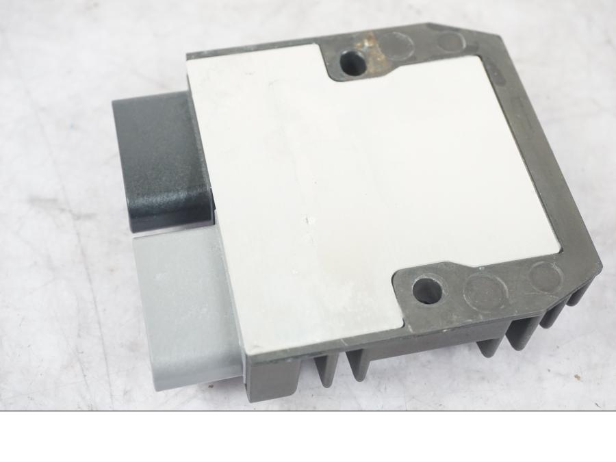 Vänster sida på Likriktare från en KTM 1290 Super Adventure S -2022 motorcykel.