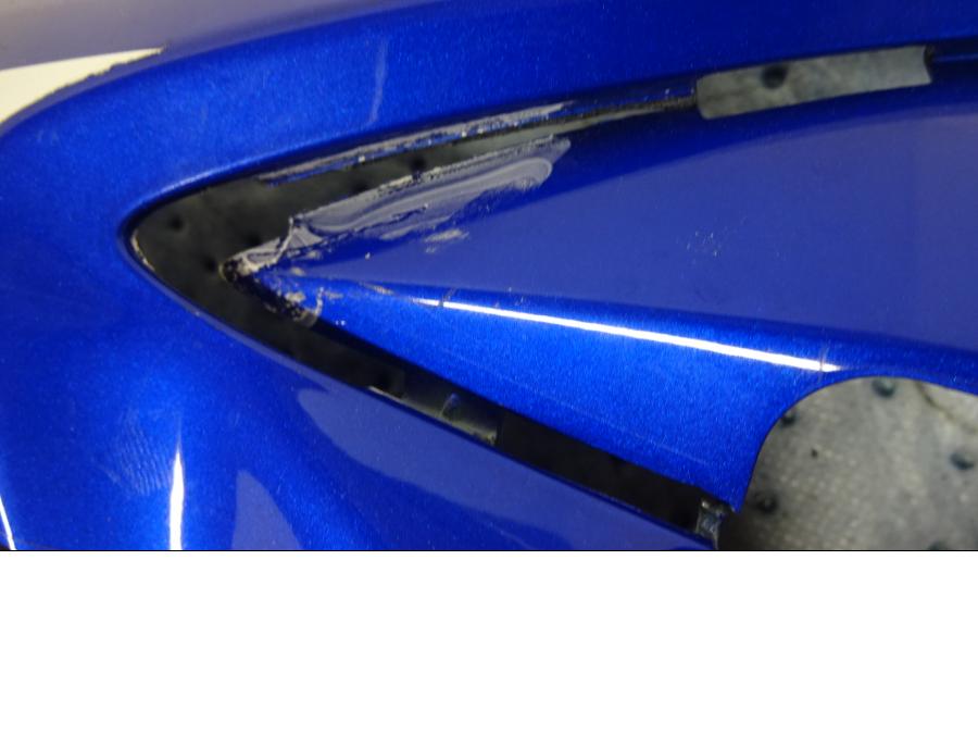 Snett uppifrån på Sidkåpa från en Suzuki GSX-R 750 -2006 motorcykel.