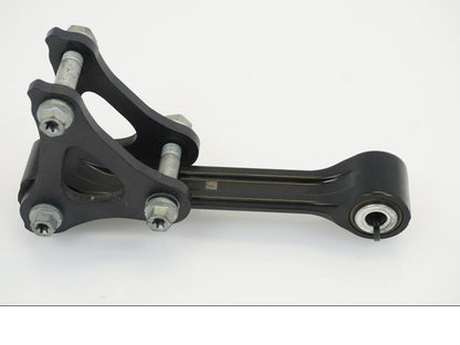 Snett uppifrån på Stötdämparlänkage från en KTM 1290 Super Duke -2020 motorcykel.