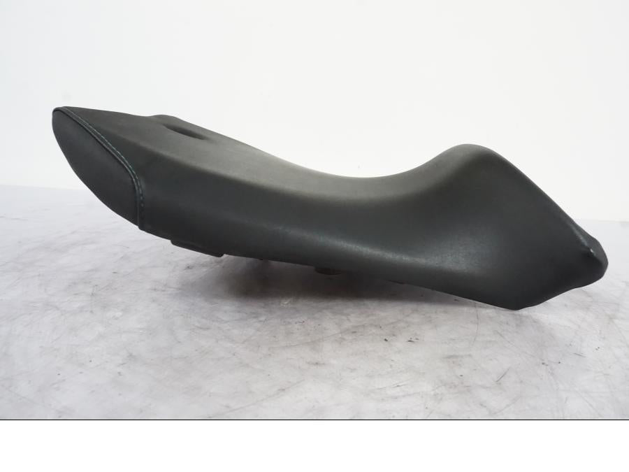 Baksidan på Sadel från en Yamaha YZF-R 125 -2008 motorcykel.