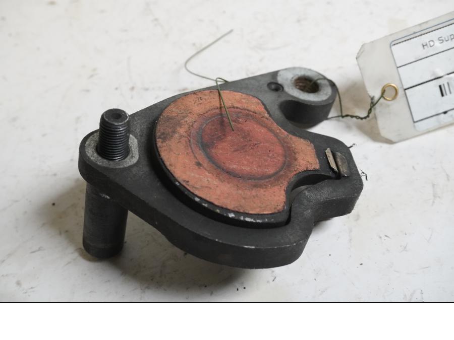 Baksidan på Bromsoksfäste från en H-D Dyna Super Glide FXD -1997 motorcykel.