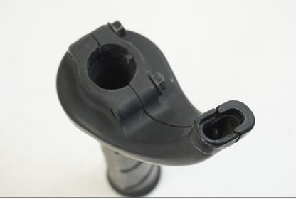 Snett nerifrån på Gasklo från en Ducati Streetfighter S -2011 motorcykel.