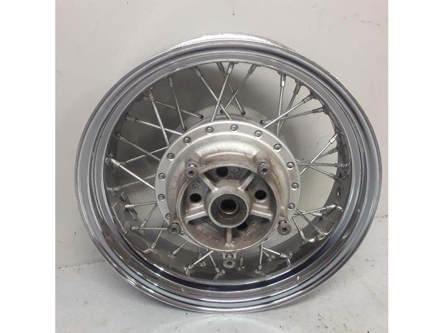 Baksidan på Fälg från en Kawasaki VN 900 -2007 motorcykel.