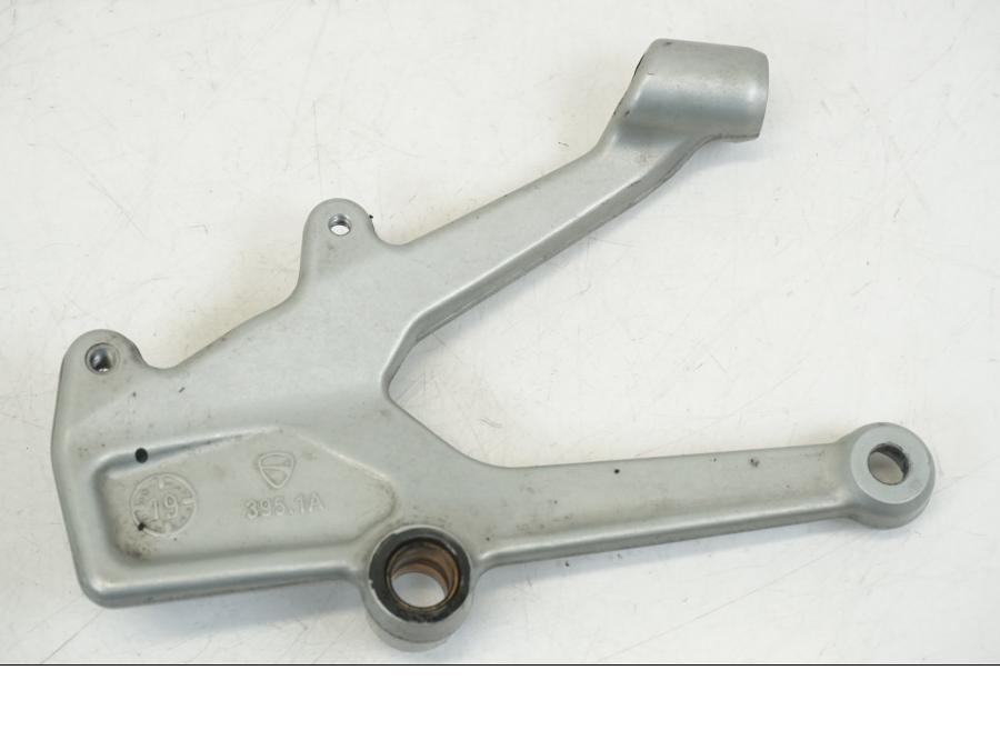 Extrabild3 på Fotpinnefäste från en Ducati Streetfighter V4 -2020 motorcykel.