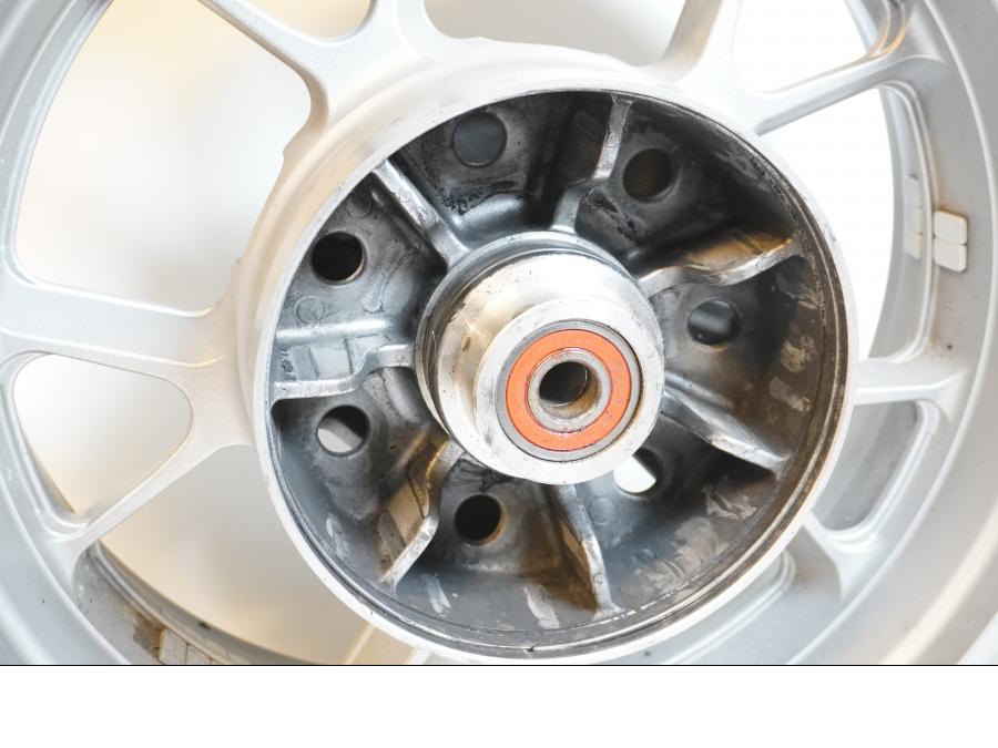 Baksidan på Fälg från en Kawasaki GTR 1400 -2008 motorcykel.