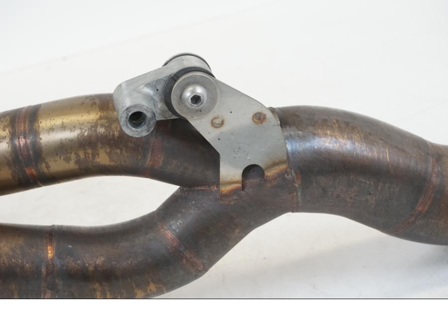 Höger sida på Grenrör från en Yamaha YZF 1000 R1 -2009 motorcykel.