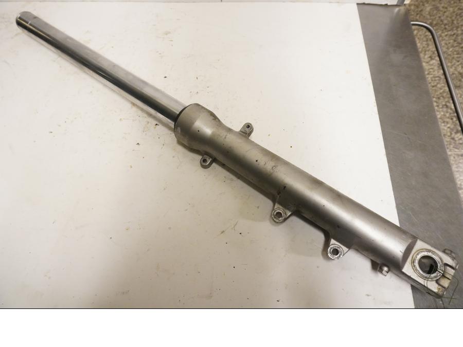 Framsidan på <p>Gaffelben höger från Honda VFR 750 F 1990.</p>

<p>Små märken i övre ben, korrosion på nedre ben, komplett, 41 mm. Okej skick.</p> motorcykel.
