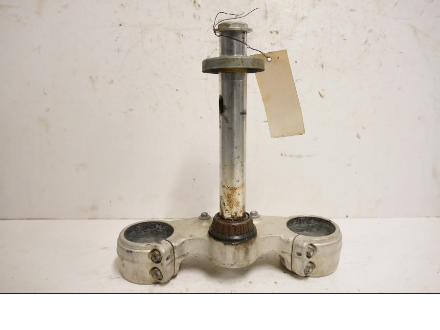 Framsidan på Gaffelkrona från en KTM 625 SC SM -2002 motorcykel.