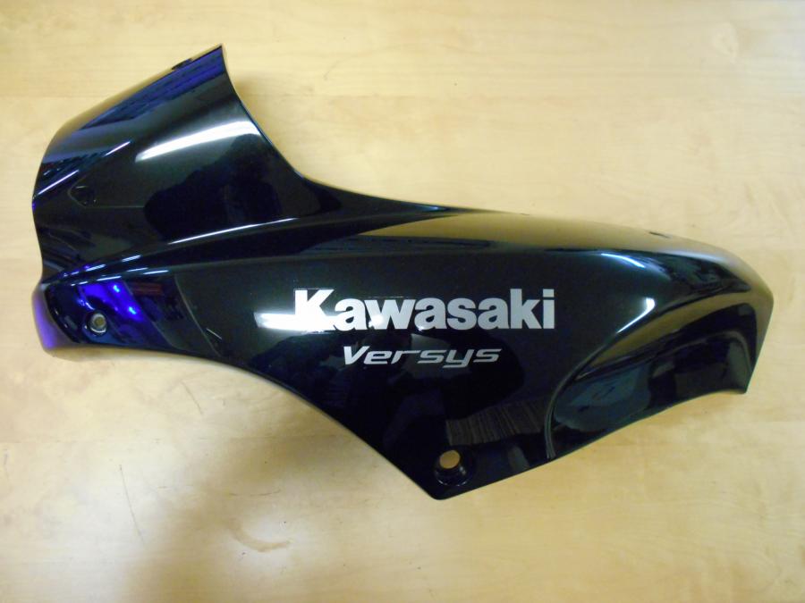 Framsidan på Bensintankskåpa från en Kawasaki Versys 650 -2008 motorcykel.