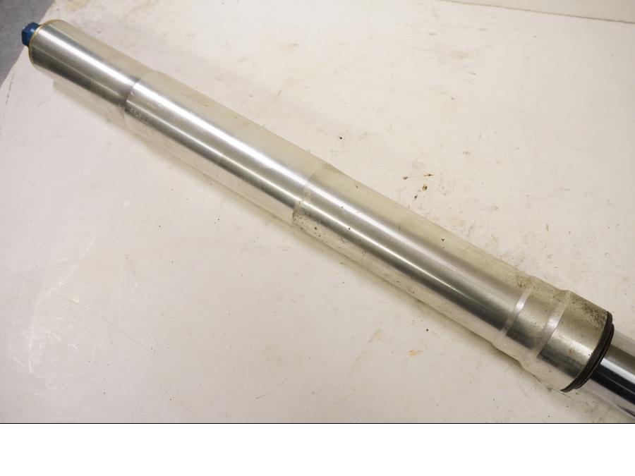 Höger sida på Gaffelben från en Suzuki GSX-R 750 -2000 motorcykel.