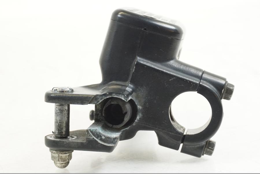 Vänster sida på Kopplingshuvudcylinder från en Honda VFR 800 -2003 motorcykel.