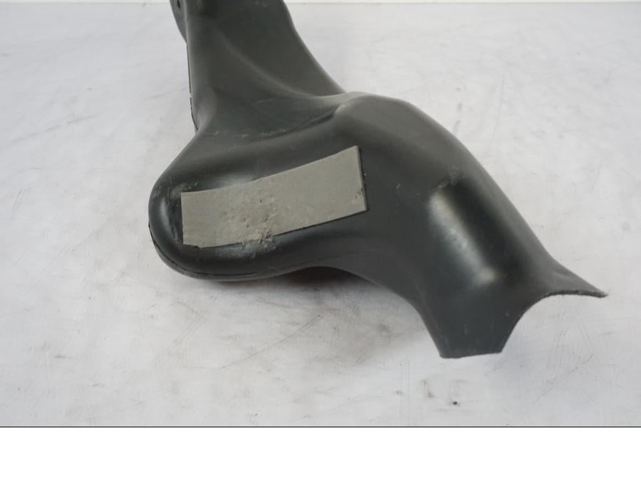 Snett nerifrån på Luftintag från en Suzuki GSX-R 1000 -2005 motorcykel.