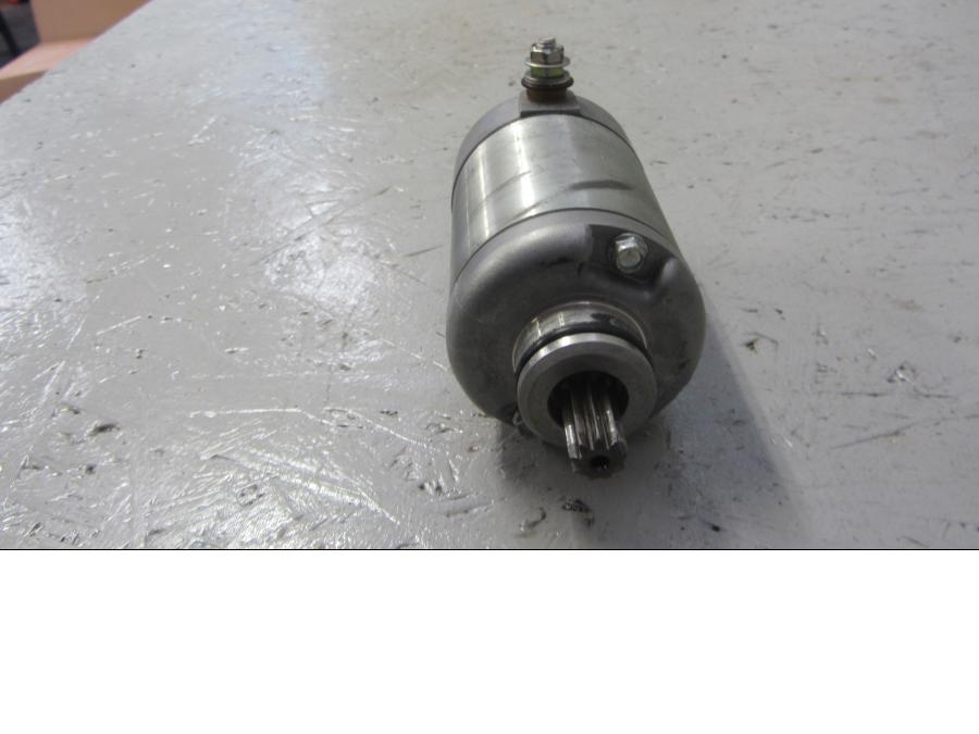 Baksidan på Startmotor från en Honda CB 1000 R -2010 motorcykel.